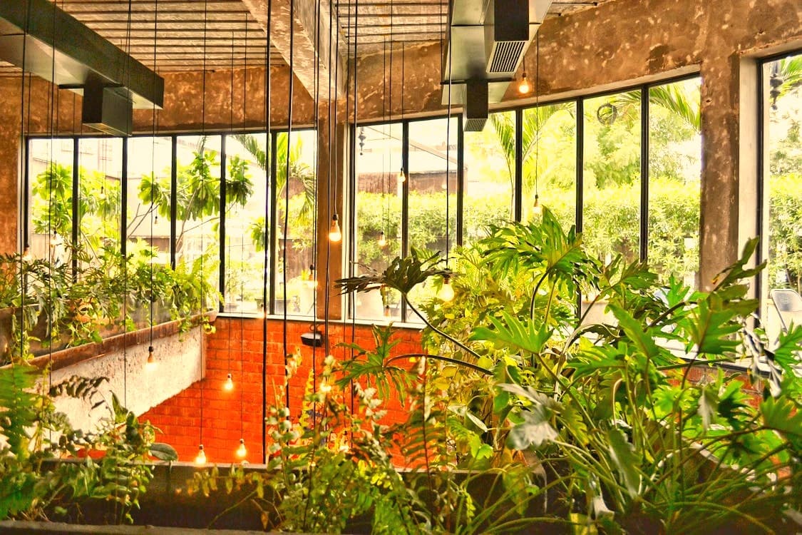 大きなガラス窓のある店舗