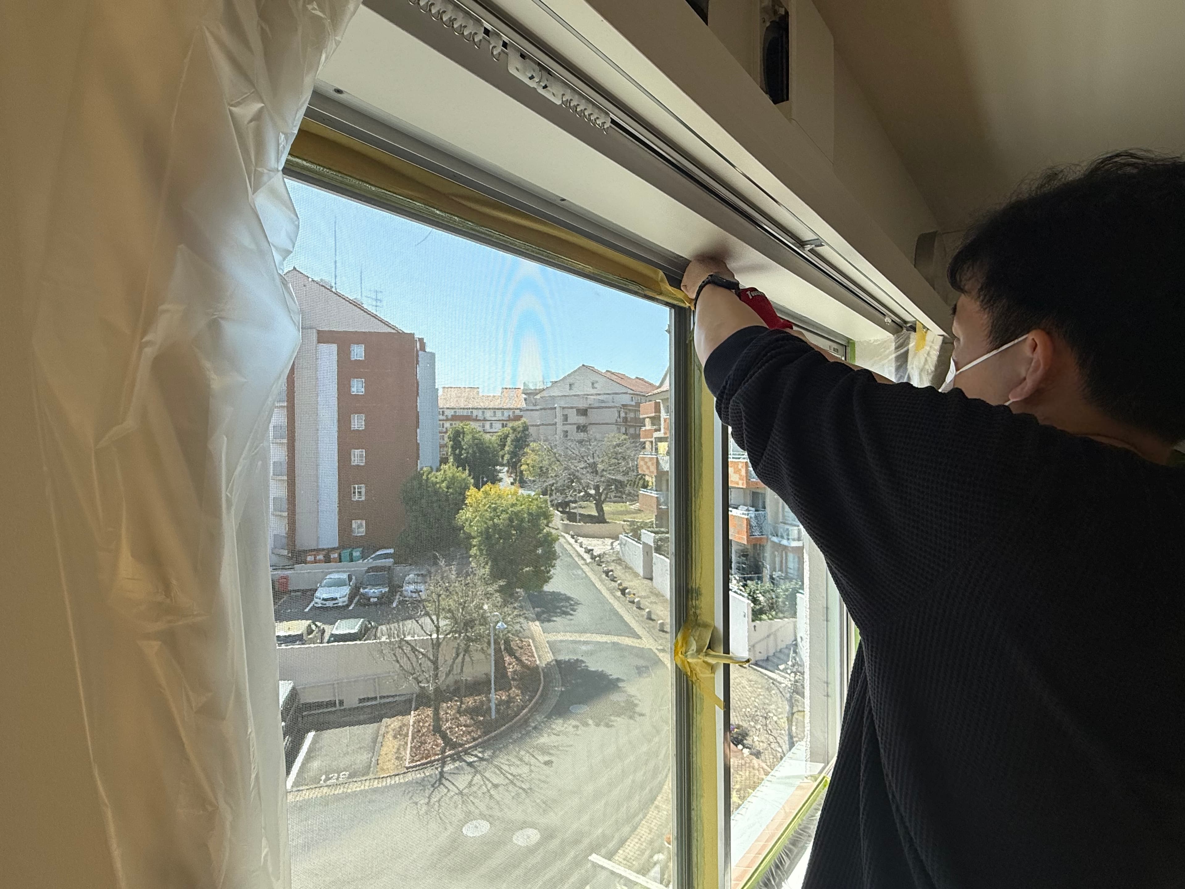 手順01: 窓枠と窓下の養生