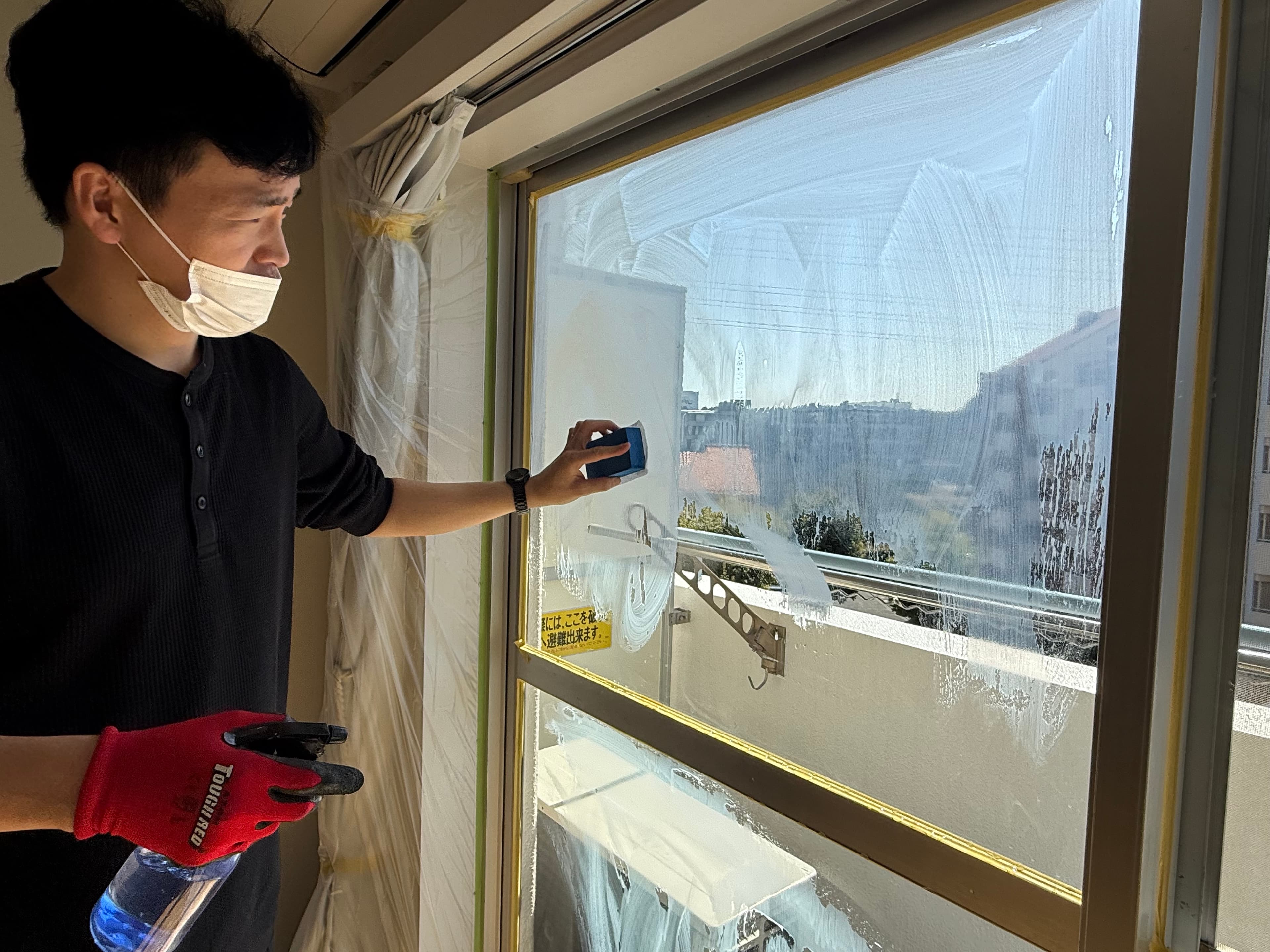 手順02: 窓ガラス清掃（下地処理）