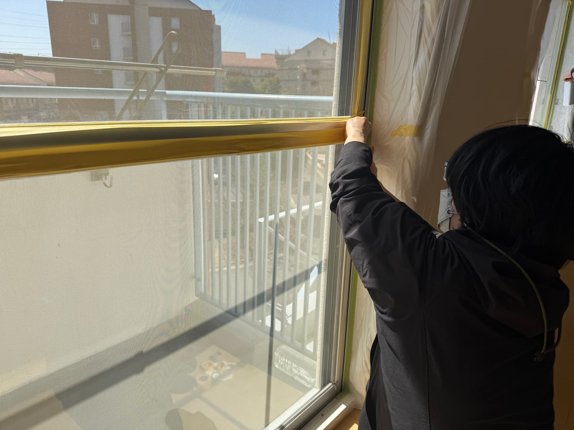 施工中の窓ガラス