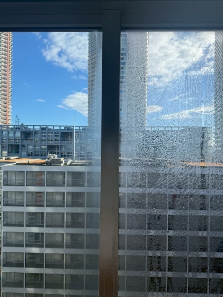 窓ガラスの結露比較：左が塗布済、右が未塗布