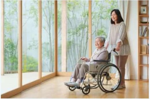 大きな窓のある明るい室内でくつろぐご家族のイメージ